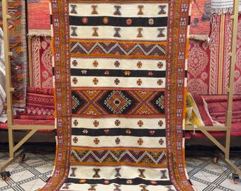 Alfombra bereber marroquí de calidad de museo: tejida a mano, anudada y bordada. 8 meses de trabajo artesanal.