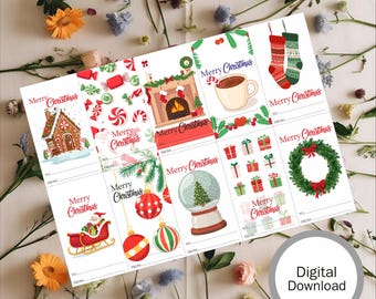 Può includere: Un foglio di etichette regalo natalizie con vari disegni festivi, tra cui una casa di pan di zenzero, bastoncini di zucchero, un camino e una palla di neve. Ogni etichetta riporta le parole "Merry Christmas" e spazio per "A" e "Da".
