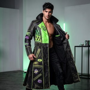 Pode incluir: Um sobretudo longo de couro preto com padrões de chamas verde neon na lapela, tachas de metal prateado nos ombros e mangas, e vários emblemas incluindo texto que diz "RIOT" e "STAY WILD" com vários bolsos com fechos de correr.
