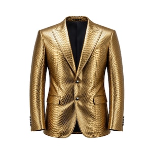 Peut inclure: Un blazer doré métallisé avec un motif texturé en peau de serpent, un revers cranté, deux boutons sur le devant, deux poches à rabat et des manches longues avec de petits boutons aux poignets. L'intérieur est doublé d'un tissu noir uni.