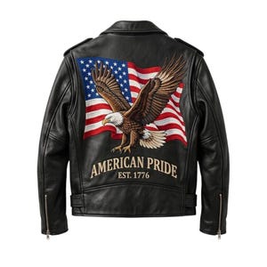 Può includere: Una giacca da moto in pelle nera con un grande disegno ricamato sul retro. Il design mostra un'aquila calva in volo sopra una bandiera americana sventolante, con il testo AMERICAN PRIDE e EST. 1776 stampato in beige chiaro sottostante.