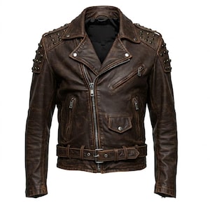 Op de afbeelding: Bruine leren bikerjack met een distressed afwerking. Het heeft een reverskraag, een asymmetrische ritssluiting en meerdere zakken. De schouders zijn versierd met studs en een riem met een gesp sluit de taille. De jas heeft een vintage uitstraling.