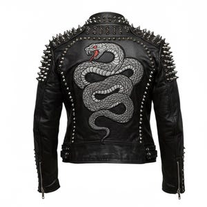 Puede incluir: Chaqueta de cuero negra con un gran diseño de serpiente bordada en la espalda. La chaqueta tiene tachuelas de metal plateado en los hombros y alrededor del cuello. Incluye mangas con cremallera y una silueta clásica de motero.