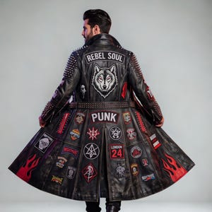 Puede incluir: Una gabardina de cuero negro con tachuelas metálicas plateadas en hombros y mangas. La espalda muestra un parche de cabeza de lobo, el texto REBEL SOUL y PUNK, varios parches gráficos y diseños de llamas rojas en el dobladillo inferior.