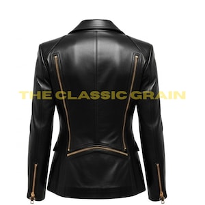 以下が含まれることがあります： ゴールドのジッパーが付いた黒い革のジャケット。 ジャケットは、ノッチカラー、長袖、複数のジッパーポケットを備えたクラシックなデザインです。 テキスト「THE CLASSIC GRAIN」が表示されます。