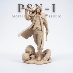 Peut inclure: Figurine beige représentant un personnage tenant une épée sur son épaule et un pistolet. La figurine est posée sur une base texturée à l'aspect monstrueux. Le texte "PSN - I DIGITAL STUDIO" est en arrière-plan.