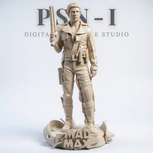 Peut inclure: Une statue beige de Mad Max. La figurine porte une veste en cuir, un pantalon et des bottes, et tient une arme. La base de la statue indique "MAD MAX". L'arrière-plan porte le texte "PSN - I DIGITAL E STUDIO".