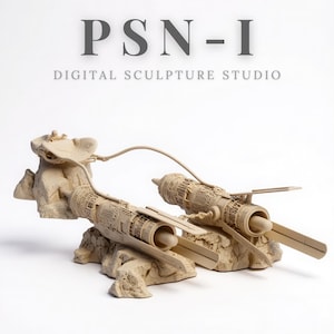 Peut inclure: Une sculpture numérique beige représentant deux modèles de vaisseaux spatiaux reliés par un câble, posés sur une base rocheuse. Le texte "PSN-I DIGITAL SCULPTURE STUDIO" est en haut. Les vaisseaux ont des détails mécaniques.