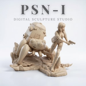 Pode incluir: Escultura digital bege com uma figura feminina segurando uma arma, ao lado de um veículo mecânico semelhante a uma aranha. A escultura está sobre uma base texturizada, com o texto "PSN-I DIGITAL SCULPTURE STUDIO" no topo.