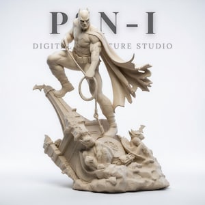 Könnte beinhalten: Beige Batman-Statue, die auf einer bröckelnden Struktur posiert und ein Seil hält. Die Figur ist detailliert mit Umhang und Kapuze, und die Basis zeigt Wasserspeier und andere architektonische Elemente. Der Text "P N-I DIGITAL FIGURE STUDIO" ist oben sichtbar.