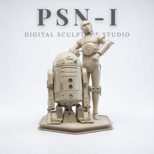 以下が含まれることがあります： スターウォーズのキャラクター、C-3POとR2-D2のベージュ色の彫刻。 C-3POはR2-D2の隣に立っており、片腕をドロイドに置いています。 彫刻は六角形の台座にあります。 「PSN-I DIGITAL SCULPT STUDIO」の文字がフィギュアの上にあります。