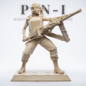 Könnte beinhalten: Beigefarbene Figur einer Person in militärischer Kleidung, die eine große Waffe hält. Die Figur steht auf einem rechteckigen Sockel. Der Text "PN-I DIGITAL STUDIO" ist im Hintergrund sichtbar.
