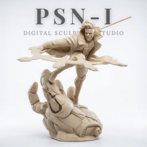 Può includere: Statuetta beige di un supereroe in posa dinamica, in piedi su una mano stilizzata. La figura tiene in mano un bastone e due forme simili a energia. Il testo "PSN-I DIGITAL SCULPT STUDIO" è in alto.