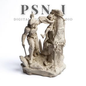 Puede incluir: Una escultura detallada que representa una escena de batalla. Un guerrero con armadura se enfrenta a una criatura, ambas figuras están esculpidas en un color neutro. La escultura está sobre una base rocosa, con el texto "PSN DIGITAL STUDIO" en el fondo.