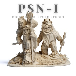 Könnte beinhalten: Beige Skulptur von drei Ewoks auf einem grasbewachsenen Sockel. Eine Figur hält einen Speer, eine andere einen Stab und die dritte eine Keule. Der Text "PSN-I DIGITAL SCULPTURE STUDIO" ist oben zu sehen.