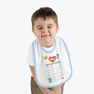 5月のベビービブ、かわいいコントラストトリムのジャージー製ビブ（幼児用）、ベビーシャワーギフトに最適、幼児の授乳に必須、月齢カレンダーデザイン