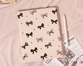 Beige & Braun Schleife iPad Hülle mit Pen Slot,Schutzhülle für iPad Pro Mini Air,iPad Pro 2024/2025-11 / 13",iPad A16-11,iPad Air 7/6/5 Case