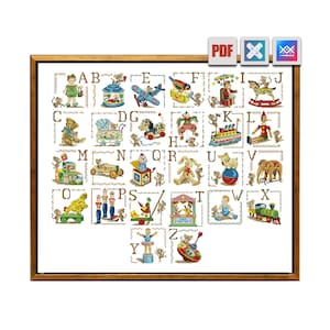 Puede incluir: Un muestrario de punto de cruz enmarcado con el alfabeto y diversas ilustraciones de juguetes antiguos. Cada letra va acompañada de un juguete, como un oso de peluche, un avión y un balancín. La obra de arte está enmarcada en un borde de madera.