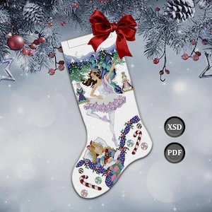 Puede incluir: Calcetín navideño blanco con un diseño de bailarina de hadas, adornado con un lazo rojo. El calcetín presenta un patrón de punto de cruz de un hada, bastones de caramelo y otros elementos navideños. Los textos "XSD" y "PDF" son visibles.