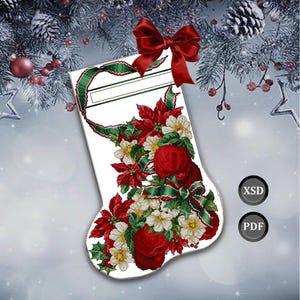 Pode incluir: Uma meia de Natal branca decorada com poinsétias vermelhas, flores brancas e fita verde. Um grande laço vermelho adorna o topo. A meia tem um espaço em branco para personalização. A imagem também inclui ícones XSD e PDF.