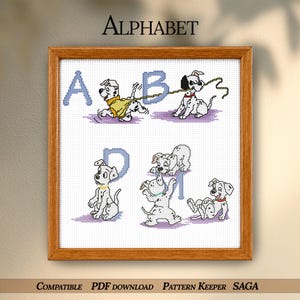 Può includere: Un ricamo a punto croce incorniciato con la parola "ALPHABET" sopra illustrazioni di cuccioli dalmata con le lettere A, B, D e M. La parte inferiore della cornice include il testo "COMPATIBLE PDF DOWNLOAD PATTERN KEEPER SAGA."