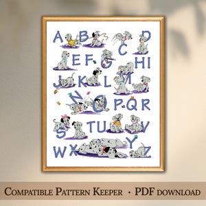 Può includere: Uno schema a punto croce che presenta l'alfabeto dalla A alla Z in lettere blu, ciascuna abbinata a un'illustrazione di un piccolo cucciolo di dalmata. Il design include vari cuccioli in diverse pose, alcuni con collari colorati, incorniciato in oro.