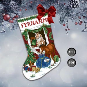 Może przedstawiać: Świąteczna skarpeta z imieniem "FERNANDO" wyhaftowanym na czerwono. Skarpeta przedstawia scenę w stodole z końmi, prezentami i psem. Czerwona kokarda zdobi górę. Obraz zawiera również przyciski "XSD" i "PDF".