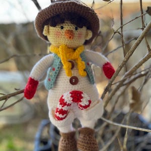 Handmade Crochet Snowman Doll – Winter Plush Toy with Candy Cane, Scarf & Hat – Amigurumi Christmas Gift or Holiday Decoration