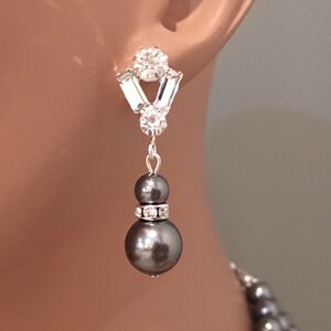 Pendientes de perlas grises con poste de diamantes de imitación en plata y perlas de cristal gris oscuro, joyería de boda, pendientes de madre de la novia en gris carbón