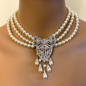 Edwardian Perlenkette mit Art Deco Brosche in klaren Strass und silbernen 3 Strängen Kristallperlen Historischer Schmuck Gatsby Hochzeit Braut