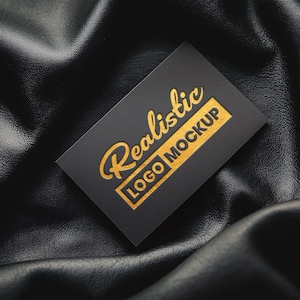 Maqueta de logotipo realista con lámina dorada / Maqueta de tarjeta de presentación con textura negra / Objeto inteligente PSD para presentación de marca