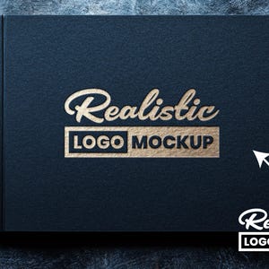 Realistisch goudfolielogomodel op zwart papier | Teksteffect met reliëf | Photoshop PSD-sjabloon voor brandingpresentatie