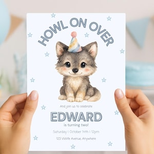Puede incluir: Una invitación de cumpleaños azul claro con el texto "HOWL ON OVER" y una ilustración de un cachorro de lobo con un gorro de fiesta. La invitación dice "¡EDWARD cumple dos años!" con fecha y lugar.