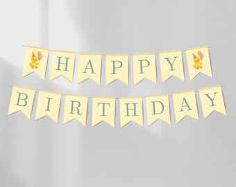 Puede incluir: Una pancarta festiva con las palabras "HAPPY BIRTHAY" en letras turquesas sobre banderines amarillos. Cada extremo presenta un pato de dibujos animados con un gorro de fiesta y globos. La pancarta está ensartada en una fina cuerda decorativa.