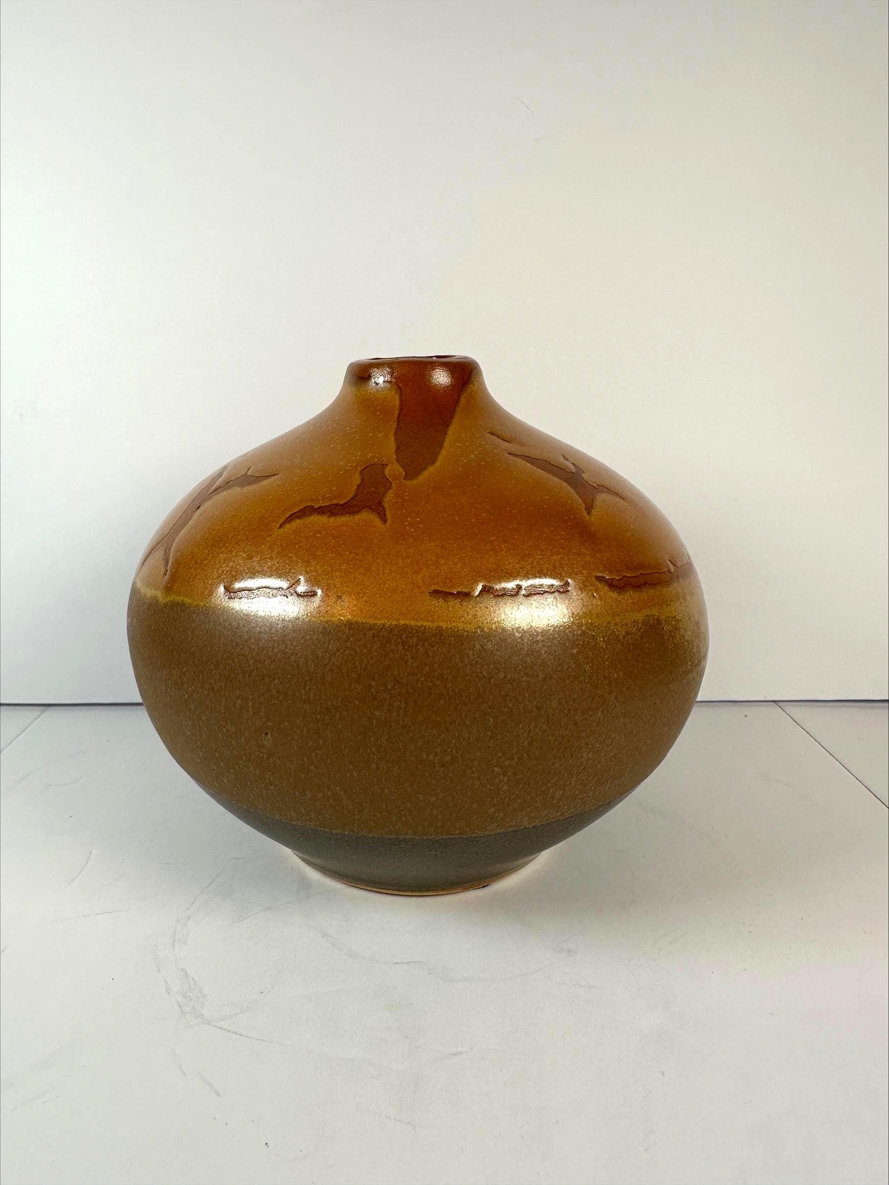 ハンドメイドのブラウンドリップ釉陶器花瓶：ミッドセンチュリーモダン