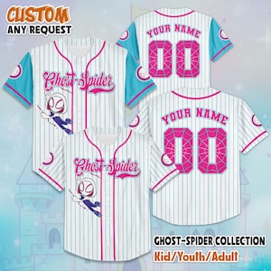 Pode incluir: Uma camisa de beisebol branca com riscas azuis finas, mangas azul-claras e acabamentos cor-de-rosa. A frente apresenta um gr&aacute;fico e texto Ghost-Spider. As costas exibem o texto YOUR NAME e o n&uacute;mero 00 em rosa com um padr&atilde;o de teia.