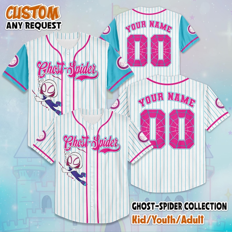 Pode incluir: Uma camisa de beisebol branca com riscas azuis finas, mangas azul-claras e acabamentos cor-de-rosa. A frente apresenta um gr&aacute;fico e texto Ghost-Spider. As costas exibem o texto YOUR NAME e o n&uacute;mero 00 em rosa com um padr&atilde;o de teia.