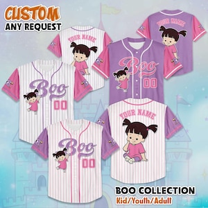 Puede incluir: Camisetas de béisbol con el personaje "Boo" de Monstruos S.A. Las camisetas son blancas y moradas con detalles rosas, e incluyen el texto "Boo" y "00". Disponibles en tallas para niños, jóvenes y adultos. También se ve el texto "CUSTOM ANY REQUEST".