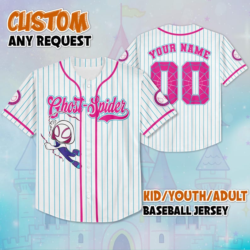 Pode incluir: Uma camisa de beisebol branca com riscas azuis finas e acabamento rosa. A frente apresenta o texto Ghost-Spider e um gr&aacute;fico de personagem de desenho animado. As costas exibem o texto Your Name e o n&uacute;mero 00 com um padr&atilde;o de teia rosa.