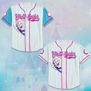 Pode incluir: Uma camisa de beisebol branca com listras verticais azuis finas, apresentando o texto Ghost-Spider em letras cursivas rosas. A camisa tem mangas azul-brilhante com acabamento rosa, fecho frontal de bot&otilde;es e um gr&aacute;fico de um personagem.