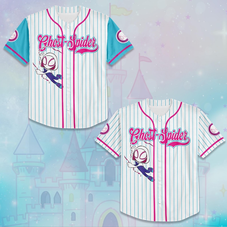 Pode incluir: Uma camisa de beisebol branca com listras verticais azuis finas, apresentando o texto Ghost-Spider em letras cursivas rosas. A camisa tem mangas azul-brilhante com acabamento rosa, fecho frontal de bot&otilde;es e um gr&aacute;fico de um personagem.