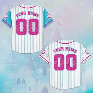Pode incluir: Uma camisola de basebol branca com riscas verticais azuis finas, com acabamentos em rosa brilhante na gola e nas mangas. As costas apresentam o texto YOUR NAME em rosa, com o n&uacute;mero 00 num padr&atilde;o de teia de aranha rosa sobre fundo azul.