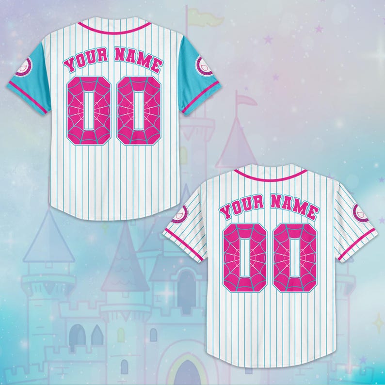 Pode incluir: Uma camisola de basebol branca com riscas verticais azuis finas, com acabamentos em rosa brilhante na gola e nas mangas. As costas apresentam o texto YOUR NAME em rosa, com o n&uacute;mero 00 num padr&atilde;o de teia de aranha rosa sobre fundo azul.