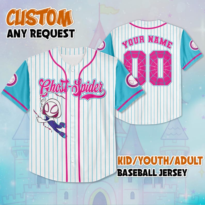 Pode incluir: Uma camisola de basebol branca com riscas finas azuis, um gr&aacute;fico Ghost-Spider, acabamentos cor-de-rosa e fecho de bot&otilde;es. As costas exibem o texto YOUR NAME e o n&uacute;mero 00 com um padr&atilde;o de teia de aranha rosa nos d&iacute;gitos.