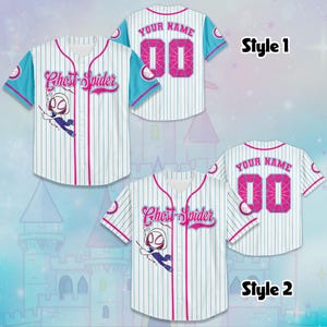 Pode incluir: Duas camisas de beisebol brancas com riscas azuis, mangas azul-claras e acabamentos cor-de-rosa. A frente apresenta o texto Ghost-Spider e uma personagem de desenho animado. As costas exibem o texto Your Name e o n&uacute;mero 00 com um padr&atilde;o de teia de aranha rosa.