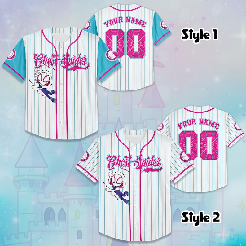 Pode incluir: Duas camisas de beisebol brancas com riscas azuis, mangas azul-claras e acabamentos cor-de-rosa. A frente apresenta o texto Ghost-Spider e uma personagem de desenho animado. As costas exibem o texto Your Name e o n&uacute;mero 00 com um padr&atilde;o de teia de aranha rosa.