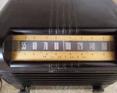 Antique RCA Radiola Bakelite tabletop radio. Made in the USA. In working condition Brown Art Deco style