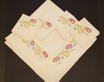 Vintage Handmade Tablecloth set with 4 napkins Muslin Fruit Design