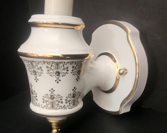 Aplique de pared vintage de porcelana dorada y blanca de los años 70, fabricado en EE. UU.