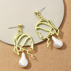 Abstract Face Pearl Drop Earrings – Gold Line Art Earrings for Women | Statement Minimalist Jewelry | Artistic Dangle Earrings